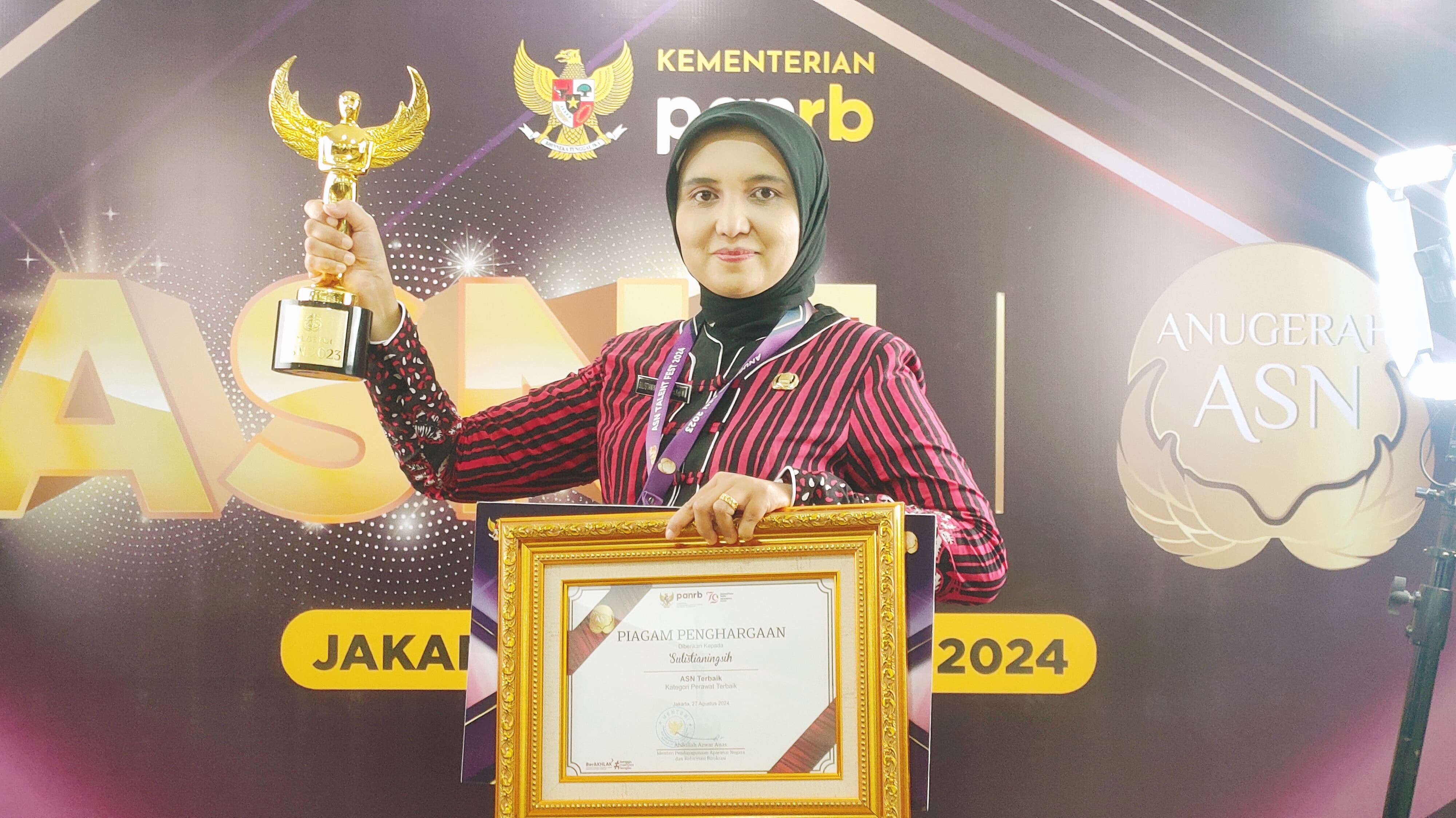 ASN Pemerintah Jawa Tengah Raih Penghargaan Anugerah ASN 2023 Sebagai ASN Terbaik Kategori Perawat Terbaik