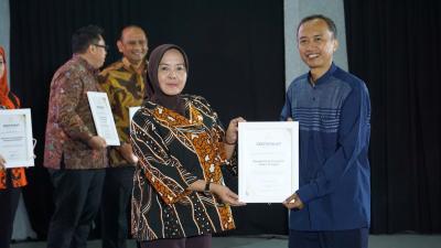 Pemerintah Provinsi Jawa Tengah menerima penghargaan dari Universitas Indonesia atas dukungan dan kontribusi dalam peningkatan kualitas pendidikan di Universitas Indonesia.